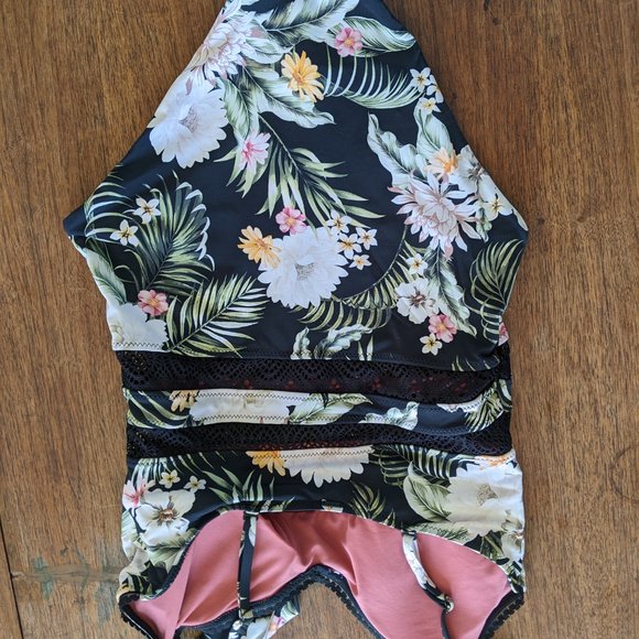 Simon's bathing suit - Picture 2 of 4